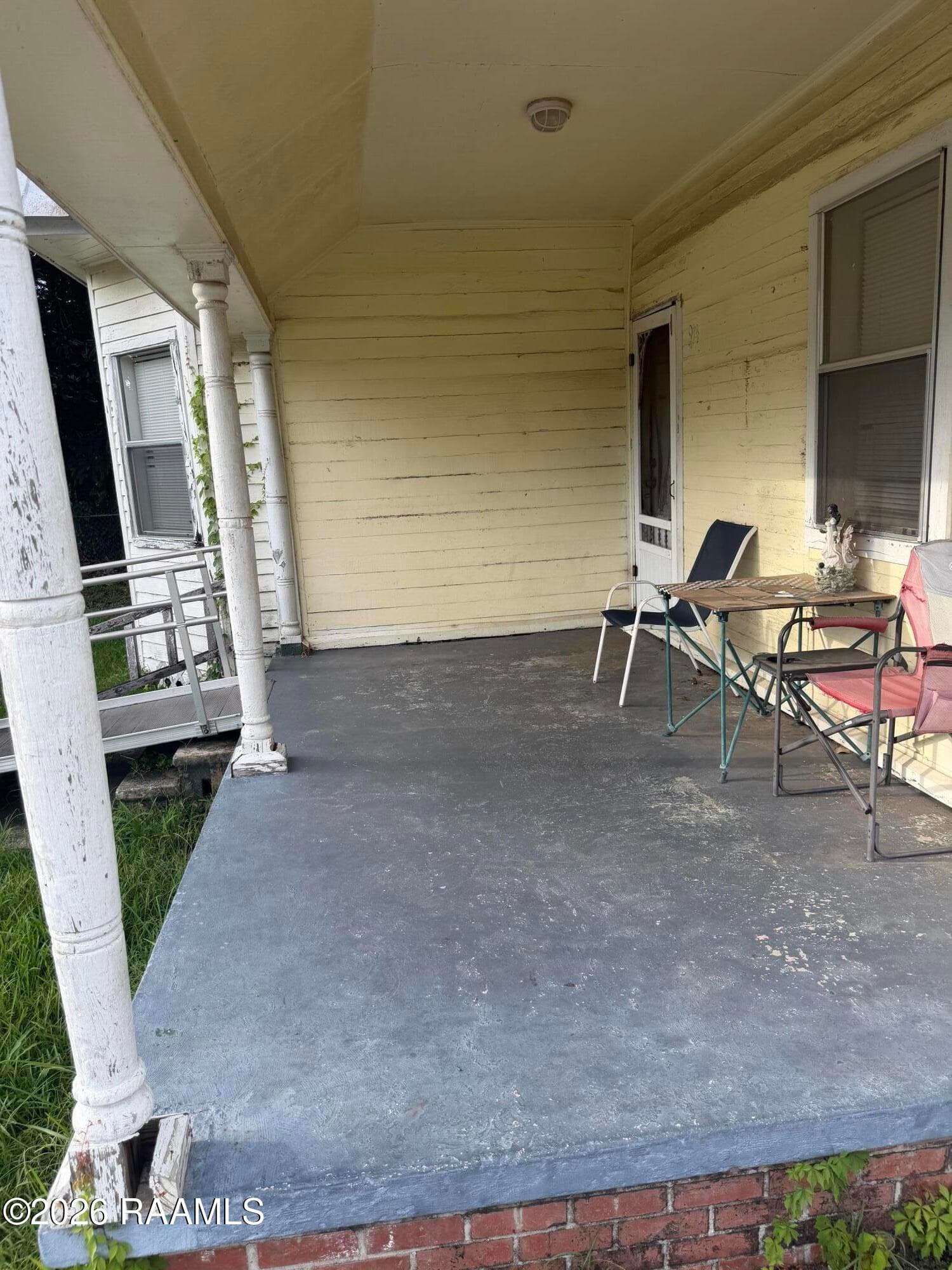 914 Wallior porch