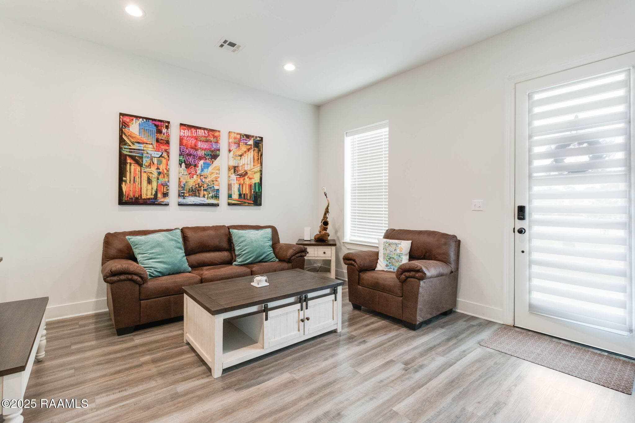 6-web-or-mls-711 E Main St. 1-6