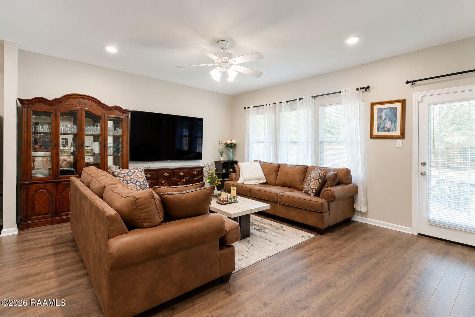 13-web-or-mls-13_LivingRoom01_105StillLk